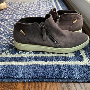 Size 9 ecco low zip sneakers